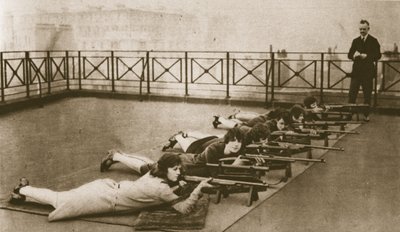El club de tiro para mujeres empleadas de oficina en el techo de Strand House, de Maravilloso Londres, publicado 1926-27 de English Photographer
